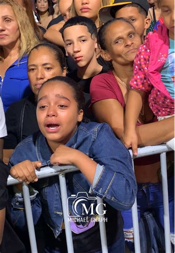 Niñas se van en llantos al escuchar cantar #YaMeEntere de su artista favorito #dalvinlamelodia en las #Patronales de #ocoa.