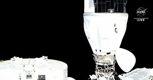 SpaceX доставила новый экипаж на МКС: снова не обошлось без проблем (фото)