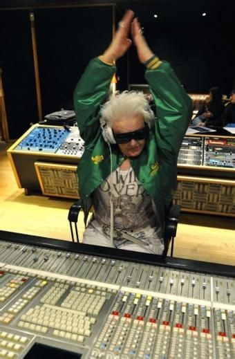 La “abuela DJ” que es furor en las discos