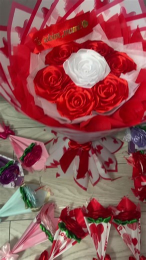 💐 Buchet elegant cu trandafiri din satin, în nuanțe de roșu și alb, realizat cu grijă și atenție la detalii. 🌹 Mini-buchețelele asortate completează perfect aranjamentul și sunt ideale pentru mici surprize oferite din suflet. ✨ Mulțumim pentru comandă! 💖#primavara #foryoupage❤️❤️❤️🌹🌹🌹 #viral_videos_tiktok #cadouspecial