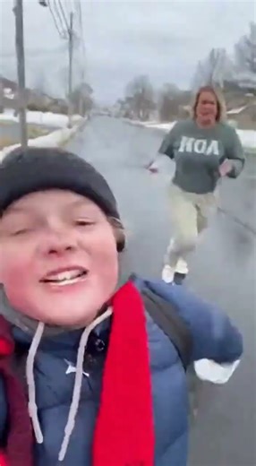 She was REALLY chasing me… then karma said nope 😭💀🏃‍♂️📱 #shorts #youtubeshorts #pov #vlog #karen