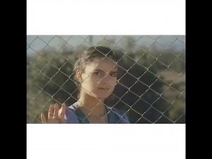 Là-bas Jean-Jacques Goldman Là-bas Tout est neuf et tout est sauvage Libre continent, sans grillage Ici, nos rêves sont étroits Oh-oh, c'est pour ça que j'irai là-bas Là-bas Faut du cœur et faut du courage Mais tout est possible, à mon âge, hmm Si tu as la force et la foi, oh-oh L'or est à portée de tes doigts C'est pour ça que j'irai là-bas Ici, tout est joué d'avance Et l'on n'y peut rien changer Tout dépend de ta naissance Et moi, je ne suis pas bien né J'aurai ma chance, j'aurai mes droits E