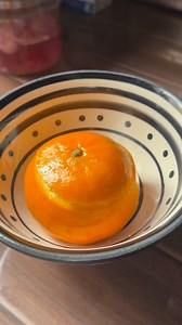 A traditional Chinese home remedy many families use for throat discomfort. Ingredients * 1 orange * A small pinch of salt How to make 1. Wash the orange well (rub the peel gently with salt). 2. Cut off the top (about 1/5) and set it aside as a lid. 3. Sprinkle a small pinch of salt on the flesh. 4. Poke the flesh a few times with a fork to help the salt absorb. 5. Put the lid back on. 6. Steam over boiling water for 10 minutes. 7. After steaming, mix the flesh and juice together and eat warm. (M