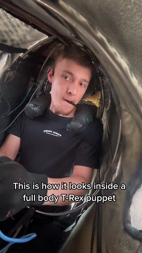 Ever wonder how the inside of a full body T-Rex puppet looks? Watch me go sicko mode and scare this kid. 🦖😁#xyzbca #foryou#foryoupage#jumpscare#puppeteer #preformer #animatronic #dinosaur #trex#targetaudience