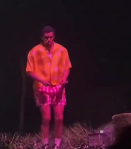 3.5K views · 14 reactions | ICYMI: Bad Bunny injures knee mid-performance during Puerto Rico residency show. The artist has not issued a statement regarding the severity of the incident. : Rosa Pilates | John-Carlos Estrada CBS Austin | Facebook