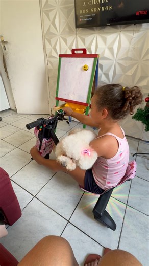 Passeando com a Tôti em casa #izadoralima #shorts #rotinademae #tôti