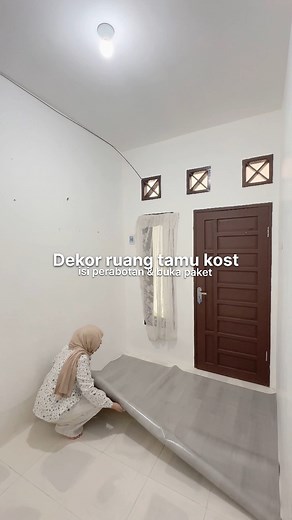 598K views · 13K reactions | dekor ruang tamu kost masih bingung mau ditambah apa lagi ya? Aku pengen nutup area dinding yg warnanya agak beda itu tapii belum ada ide nih #anakkost #adayinmylife #minivlog #pindahankost #dekorruangtamu | Mellykwh | Facebook