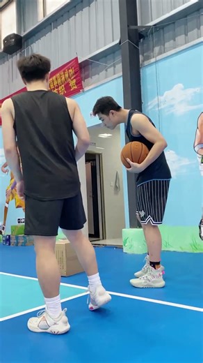 BASKETMAN：Are you kidding me?老六2 0缩骨术 #funny #nba #nbastreet #streetball #streethoops #搞笑 #篮球 #籃球