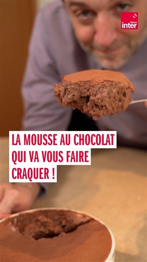 Aujourd’hui, on se prépare une mousse au chocolat ou plus exactement LA mousse au chocolat de rêve de François-Régis Gaudry. Elle est signée Philippe Conticini, une grande signature de la pâtisserie française. Cette mousse au chocolat elle a tout pour elle, une texture super mousseuse, un bon équilibre entre chocolat noir et chocolat au lait et surtout elle est très facile à réaliser.⁠ ⁠ Ingrédients :⁠ 300 g de chocolat noir 70% 100 g pour réaliser la plaque croquante⁠ 120 g de chocolat lait 40%