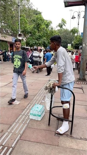 May God never put anyone in such a helpless situation 🙏😭💔 #humanity #helping #respect #shortvideo...