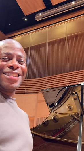 10K views · 761 reactions | A little Schumann Fantasy Piece for these dark winter days! @chien_gloria sounding beautiful as always. Hi @fleurmezzo we will get some casual clips next time!! #clarinet #piano #clarinetplayer #orchestra #chambermusic #classicalmusic #practicehabits #NYPhil #phrase #phraseoftheday #inspiration #beauty #music #behindthescenes @backunmusical @newyorkphilharmonic @nypmusicians @mkiartists | Anthony McGill | Facebook