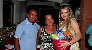 15K views · 398 reactions | La Familia Cifuentes Ruano les envía un fuerte abrazo acompañado de los mejores deseos de paz, amor y prosperidad. Que esta época navideña sea muy especial para todas las familias de nuestro bendito Tiquisate. Deseando que el año venidero venga lleno de éxitos personales, laborales y familiares. Confiando que Dios les dará la oportunidad de seguir sirviendo y apoyando a las familias de nuestro querido municipio. | Super Notas | Facebook