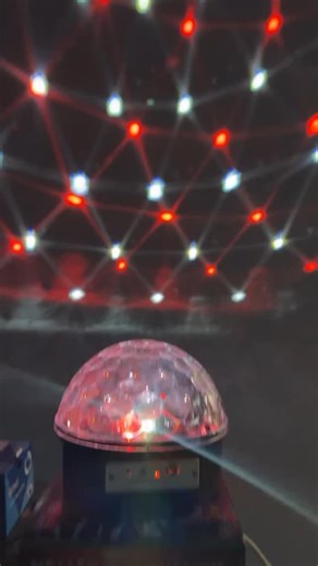 Souks on Instagram‎: "🎶💡 MP3 LED Magic Ball Light – HS18216 ‎حوّل أي مساحة إلى Dance Floor نابض بالحياة! ‎كرة إضاءة LED دوّارة بتأثيرات ضوئية متزامنة مع الموسيقى عبر Bluetooth أو USB Flash Drive، وتعرض أنماط RGB ملوّنة على الجدران والسقف ✨ ‎تحكم كامل عبر ريموت لتعديل الألوان، المؤثرات، وسرعة الدوران. تعمل على 220V، مناسبة للاستخدام المنزلي والاحترافي. ‎✔️ مزامنة مع الموسيقى (Bluetooth / USB) ‎✔️ ألوان RGB متعددة وتأثيرات ديناميكية ‎✔️ ريموت للتحكم السريع ‎✔️ مثالية للحفلات، المناسبات، والإضاءة