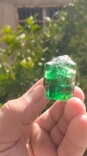 ZÜMRÜT YEŞİLİ FLORİT KRİSTALİ Emerald-like green fluorite Crystal