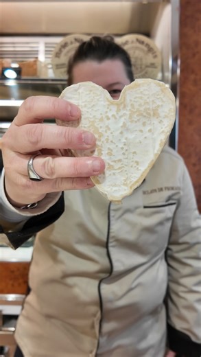 ÉCLATS DE FROMAGES - Fromages d’exception ✨ on Instagram: "Saint-Valentin en vue ❤️ Le Neufchâtel en forme de cœur, c’est LE fromage à avoir sous le coude pour marquer le coup 🧀 À partager… ou pas 😌 ✨ Dispo chez ÉCLATS DE FROMAGES ✨ #saintvalentin #idéecadeau #fromagerie #neufchâtel #fromagefrançais"