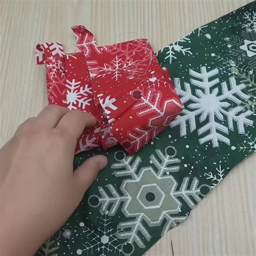 Create a Beautiful Round Christmas Patchwork Pillow