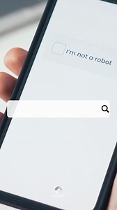 💥 El papel de la IA en este tipo de ataques no se limita al alojamiento de páginas fraudulentas. Los algoritmos de generación automática permiten a los atacantes crear captchas cada vez más realistas y personalizados, lo que dificulta distinguirlos de los originales. Además, la IA se utiliza para automatizar el envío masivo de emails, adaptar mensajes a diferentes idiomas y contextos, e incluso diseñar interfaces que simulan las de bancos o proveedores de servicios digitales. 🤖 El peligro: el 