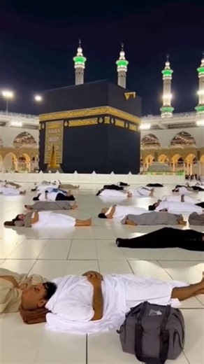 পবিত্র কাবা শরীফ এ সবাই তাওয়াফ করে ক্লান্ত অবস্থায় বিসরাম নিচ্ছে। #ইসলামিক_ভিডিও #islamicvideo