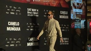 ¡Llegó el campeón! 🙌 Así fue la llegada oficial de Saúl 'Canelo' Álvarez para su pelea contra Jaime Munguía #AlPuroEstiloMexicano #BoxAzteca 🥊 🔴 EN VIVO: t.ly/IxYzv | Box Azteca