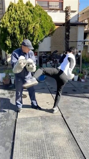 Sendo's straight left middle kick on the 24th day of practice