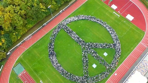 Over 4,000 young people set world record with giant peace symbol