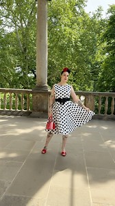 Audrey,‎ der‎ Inbegriff‎ von‎ 50s-Glamour! ⁣Dieses‎ klassische‎ Swing‎ Dress‎ mit‎ schwarzem‎ Polkadot-Muster‎ ist‎ eine‎ wahre‎ Hommage‎ an‎ die‎ goldenen‎ Fifties.‎ Der‎ weitschwingende‎ Tellerrock‎ bringt‎ Schwung‎ in‎ deinen‎ Alltag‎ –‎ oder‎ auf‎ die‎ Tanzfläche!‎ Mit‎ versteckten‎ Taschen‎ und‎ feinem‎ Taillengürtel‎ vereint‎ das‎ Audrey‎ Kleid‎ Retro-Charme‎ mit‎ praktischen‎ Details.‎ Perfekt‎ für‎ alle,‎ die‎ Vintage‎ lieben‎ und‎ Stil‎ zelebrieren! ⁣ ⁣Kleid‎ im‎ Shop‎ ansehen:‎ https:/