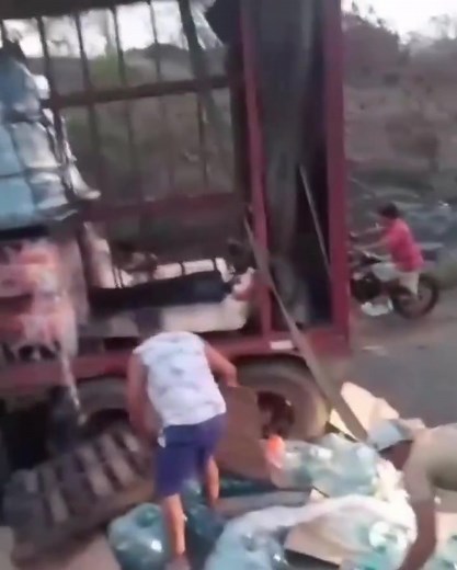 14K views · 30 reactions | Mi lindo Ecuador ....Guayas, agarra lo que puedas, un trailer que transportaba colas y agua sufrió un accidente de transito en una vía del cantón Balzar lo que fue aprovechado por la gente que pasaba por el lugar que se dedicaron a robarse la mercadería. | Rommel Iza | Facebook