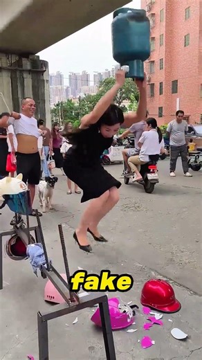 The sturdy helmet handed to me by a stranger！