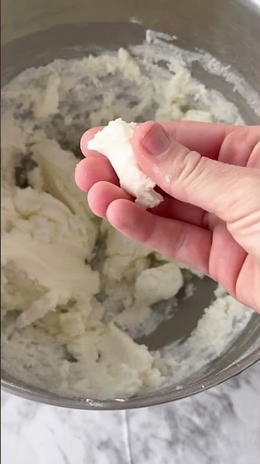 These easy homemade cream cheese mints taste as good as they look!💚💕 #christmas #holidaybaking