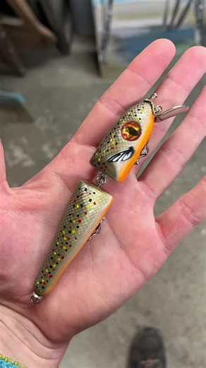 🎣 This vintage fishing lure had seen better days… so I gave it a second chance. In just “30 seconds”, I clean it up, repaint it, and finish it with a fresh clear coat ✨ From worn-out to ready to fish again. Whether you’re into DIY lure building, vintage fishing gear, or just love a satisfying transformation - this one’s for you. 👉 Got an old lure at home? Don’t throw it away - restore it! 🧰 Tools used: • Superglue • Fine sandpaper • Airbrush (Mobius 0.2) • UV clear coat #FishingLure #LureRest