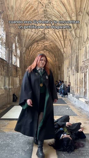 Cuando eres un Slytherin y te encuentras un petrificado en Hogwarts JAJAJAJA | Capa Invisible