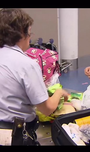 Woman cry, when securty check his bag and try to run. #police #control #food #apple #usa