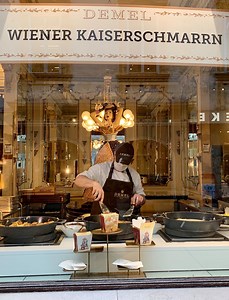 53K views · 903 reactions | Hach Wien! ❤️Jetzt gibt's Kaiserschmarrn to go von der K. u K. Hofzuckerbäcker DEMEL für deinen Spaziergang durch die Innenstadt !   Welcher #Kaiserschmarrn Fan muss unbedingt mit dir hin?   Öffnungszeiten: MO-SO 10-19 Uhr  Kohlmarkt 14, 1010 Wien We ❤ Vienna | 1000 things to do in Vienna | Facebook