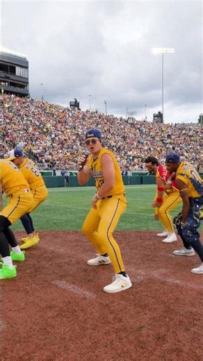 “Try Everything” Shakira 9th Inning Performance #shortsfeed#zootopia #zootopia2 #disney#baseball