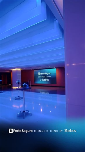 A Porto Seguro e a Forbes Brasil promoveram o Porto Seguro Connections by Forbes no Teatro Porto, em São Paulo, reunindo 250 corretores para debater o futuro do luxo e apresentar o novo portfólio de alta renda da seguradora. O evento marcou o lançamento das linhas Premium e Private, que ampliam o conceito de proteção para além do material, e destacou a transição da marca para uma nova era guiada por inovação, propósito e cuidado. “A gente protege sonhos”, afirmou Patrícia Chacón, que assumirá co