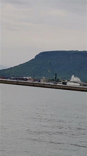 20260613(土):ここはどこでしょうか？:高松港から東を見ています。瀬戸内海で著名な山の一つ。なぜか山なのに島がつきます。答えは屋島です。最高地点は南嶺291ｍです。