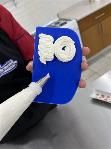 4.1K views · 59 reactions | ✨ ¡Betún de Chantilly 3 Leches en minutos! ✨ Con la Chef Saray aprendemos a preparar este betún delicioso, cremoso y perfecto para decorar cualquier pastel . Lo mejor de todo es que todos los ingredientes los encuentras en Proveedora Gastronómica .  Dale play y descubre lo fácil que es hacerlo. ¿Con qué pastel lo usarías tú?  #proveedoragastronómica #3leches #betun #cremachantilly | Proveedora Gastronomica | Facebook