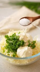 Samoussas croustillants au fromage fondant et ciboulette 👥 Pour 4 personnes (≈ 12 samoussas) ⏱️ Temps Préparation : 25 min · Cuisson : 8–10 min 🧾 Ingrédients 🧀 Fromage râpé (emmental ou mozzarella) : 200 g 🧀 Fromage frais nature : 80 g 🌿 Ciboulette fraîche : 12 g, finement ciselée 🌿 Persil frais : 8 g, haché 🧄 Ail en poudre : 1 g 🧂 Sel : 2 g 🌶️ Poivre blanc : 1 g 🥙 Feuilles de brick : 6 (coupées en deux) 🛢️ Huile pour cuisson (friture ou badigeonnage au four) 👩‍🍳 Préparation La farc