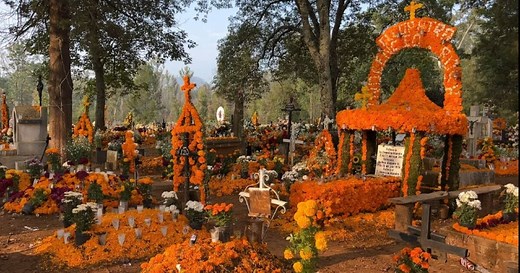 Entre cempasúchil y recuerdos de los seres queridos culmina el Día de Muertos en Michoacán