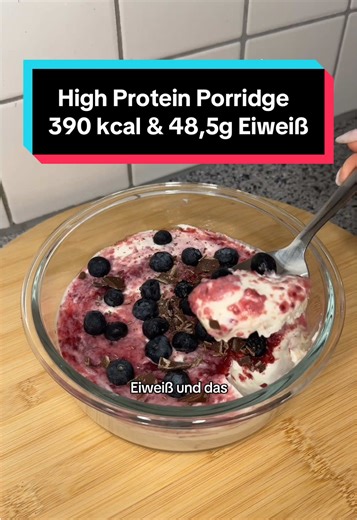 High Protein Porridge Rezept Zutaten: - 1 Packung More Protein Porridge - 6g Chunky Flavour Vanilla Chocolate Chip Cookie - 150 g Skyr - 45g Zero Himbeer Marmelade - 30g Blaubeeren - 5g Vollmilch Schokoladen Kuvertüre Nährwerte: 390 kcal 48,5g Eiweiß #highprotein #kaloriendefizit #morenutrition #breakfast #porridge Frühstück zum Abnehmen High Protein Frühstück Protein Porridge More Nutrition Porridge @MORE NUTRITION