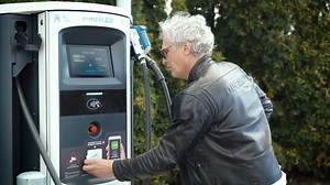 134K views · 1.1K reactions | Runā, ka skaistums izglābs pasauli, ... bet bagātie izglābs elektroauto, jo citi pagidām to nevar atļauties. | TV raidījums Zebra | Facebook