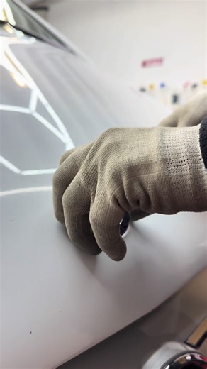 Pose de film covering sur capot 🔥 Transformation propre et précise 😮‍🔥 Qu’en pensez-vous ? 👇 #covering #wrapping #capot #voiture #carwrap