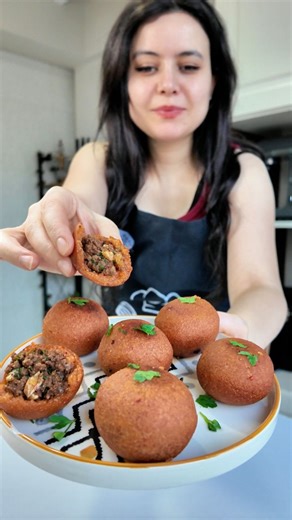 Açelya Canbaz on Instagram: "İçli Köfteyi siz hangi yöntem ile yapıyorsunuz👩🏻‍🍳✨ TAM ÖLÇÜ gönül rahatlığıyla yapabilirsiniz.. Malzemeler İçi için; 500gr kıyma 1-2 adet soğan 200gr ceviz 1 tatlı kaşığı kırmızı toz biber 1 çay kaşığı karabiber 1 çay kaşığı pul biber 1 cay kaşığı kimyon tuz 1 yemek kaşığı biber salçası 1 yemek kaşığı domates salçası Bir tutam Maydanoz 100gr tereyağı Dışı için 2 su bardağı ince bulgur 1 su bardağı irmik 1 su bardağı un 1 adet yumurta 1 yemek kaşığı biber salçası