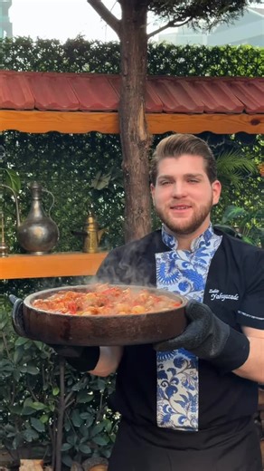 Ahmet Zahir YAHYAOĞLU on Instagram: "🌿 Ateşi yaktık, testiyi ateşe bıraktık, sabırla bekledik… Testi kebabı konuştu. Net, güçlü, tok bir lezzet. 🔥💥 #testi #testikebabı #bursa #yahyazade #instagram #inovasyon"