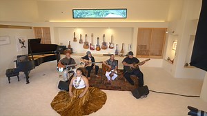 Happy Aloha Friday! 金曜日はハワイ語でPōʻalimaと言います。毎週金曜日はハワイアンミュージックを皆さまとシェアします！ケアリイ・レイシェルの代表曲「マウナレオ」は、マウイ島ワイルクの山の名前です。良い週末をお過ごしください！ ハワイ語だけで歌われているメレ（音楽）だけをまとめた動画はこちらよりお楽しみいただけます：https://youtu.be/jS5BXvvm5Zc | ハワイ – gohawaii.com