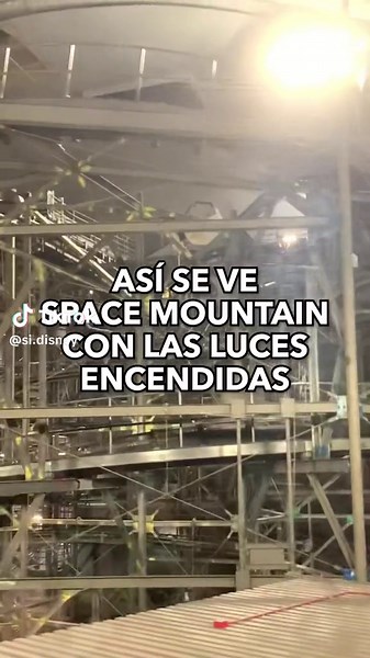 Space Mountain con las luces encendidas en Disney