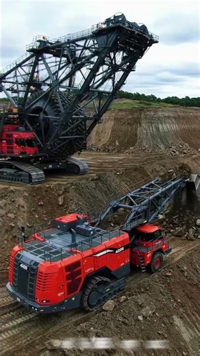 How Does This Giant Digger Work?