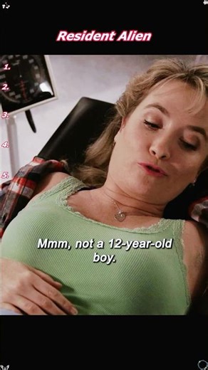 This sceneproves that pretending to be a human doctor is a TERRIBLE idea… if you’re an alien 👽🩺😂