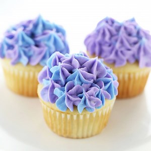 How to (EASILY) Make Hydrangea Cupcakes! They're so elegant... no one has to know how simple and quick they are to decorate! Get the full supply list AND my buttercream guide here: http://www.handletheheat.com/make-hydrangea-cupcakes/ | Handle the Heat