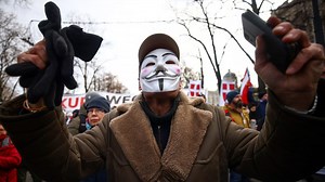Thousands protest in Vienna as far-right march on COVID measures banned | The Jerusalem Post